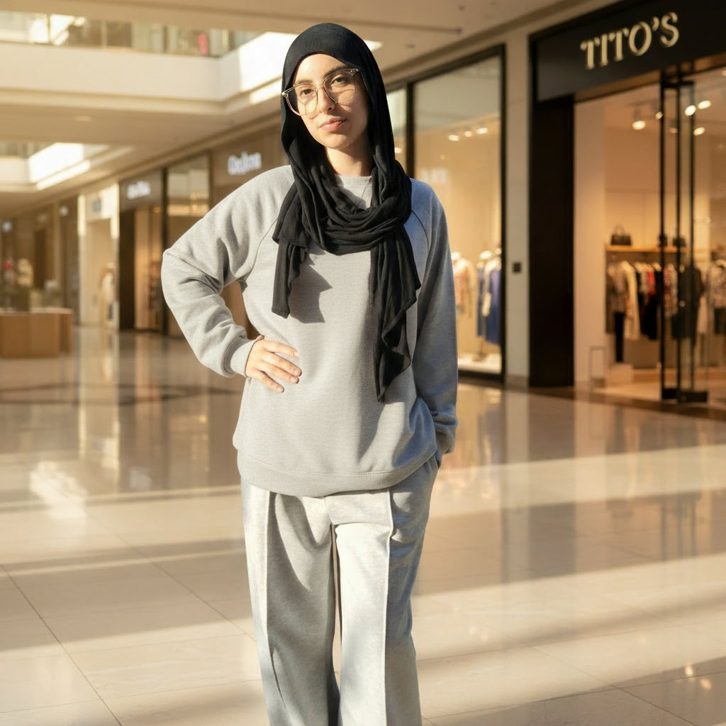 Person wearing a white set in a mall