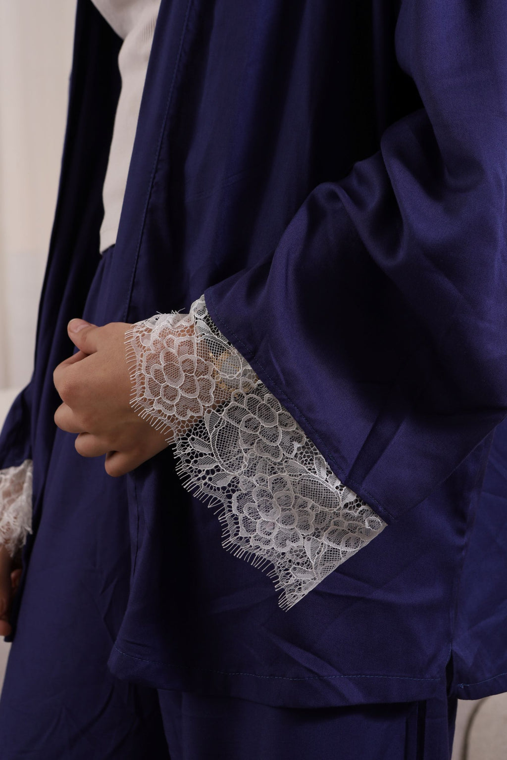 طقم Daisy Lace من Tito's Wear بلون أسود مع تفاصيل دانتيل