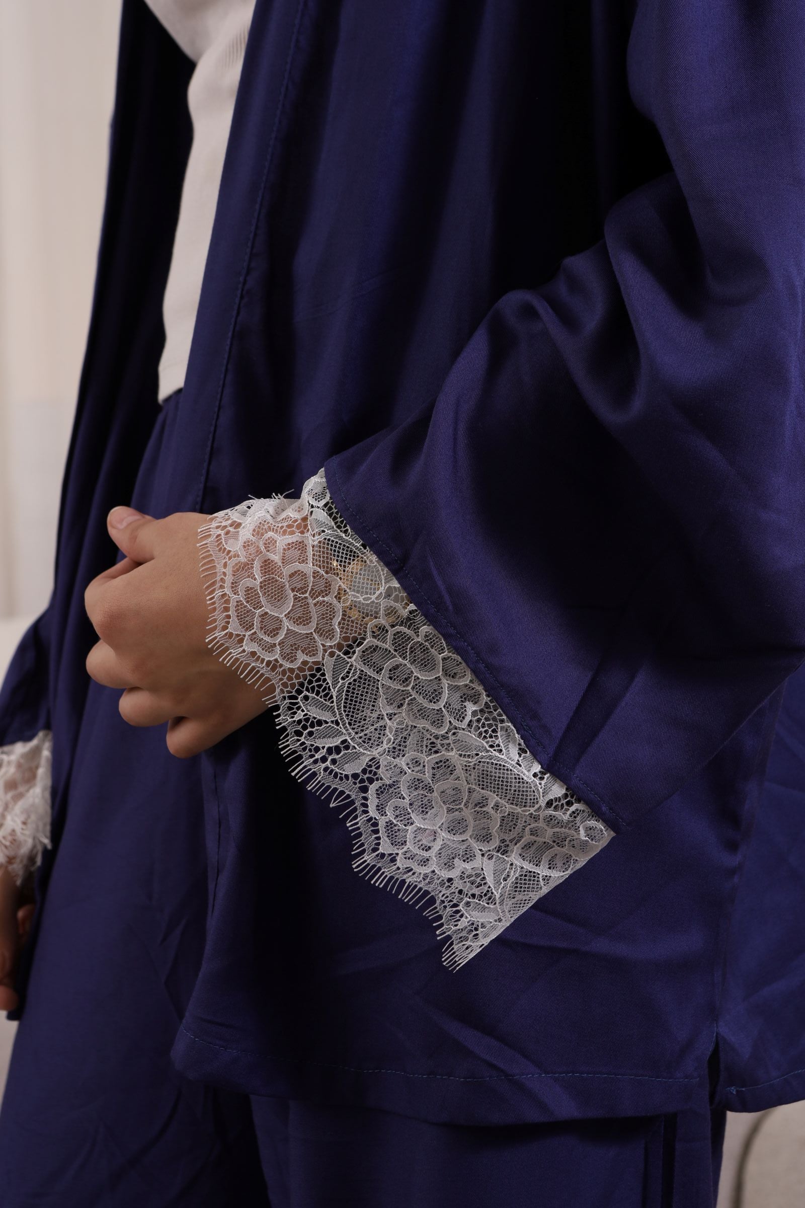 طقم Daisy Lace من Tito's Wear بلون أسود مع تفاصيل دانتيل